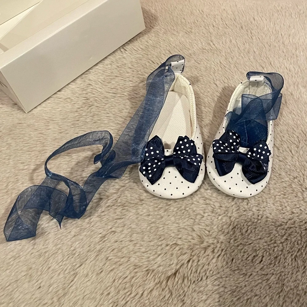 Gorgeous Baby shoes white with navy polka dot & bow Size 2